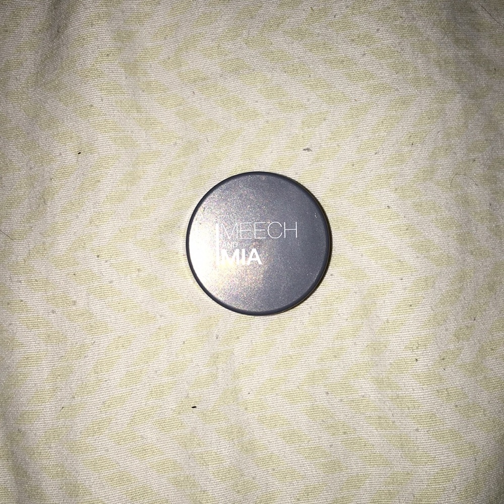 A pigmented copper eyeshadow.